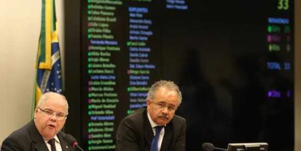 Lúcio Vieira Lima, e o relator da Comissão, Vicente Cândido, durante sessão que aprovou texto-base da reforma política/Foto: Agência Brasil