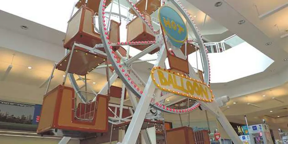 Brinquedos estão instalados nas minipraças de evento do shopping Palladium | Divulgação