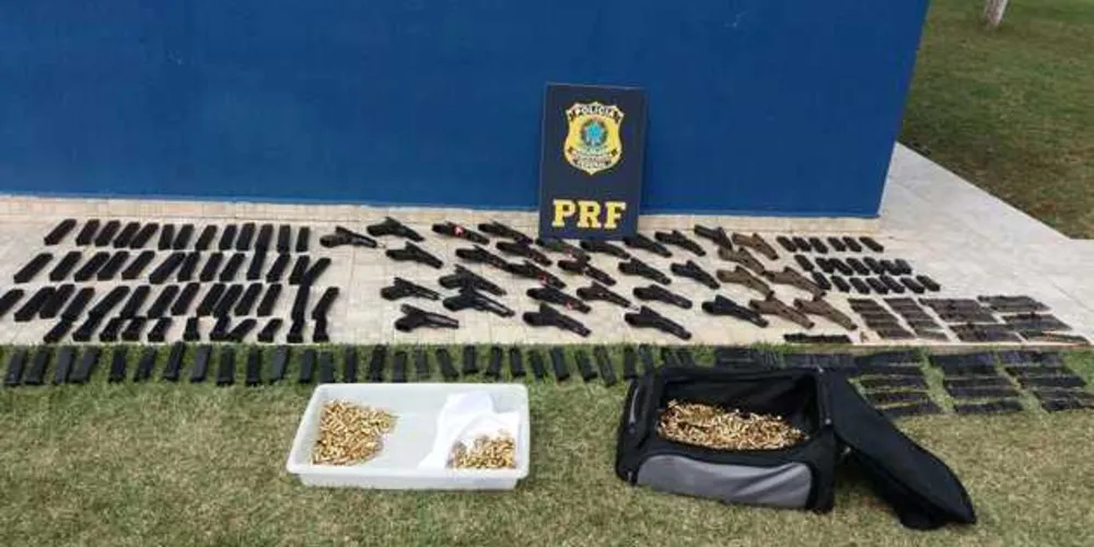 Imagem ilustrativa da imagem PRF apreende 'arsenal' de armas e munições no Paraná