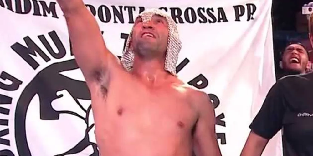 Paulão Zenidim venceu Ivan Batman por nocaute técnico no Áspera FC 55 | Reprodução/Esporte Interativo