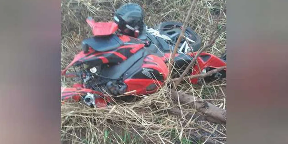 Vítima de 31 anos sofreu diversas fraturas depois que a moto saiu da pista e bateu contra uma placa