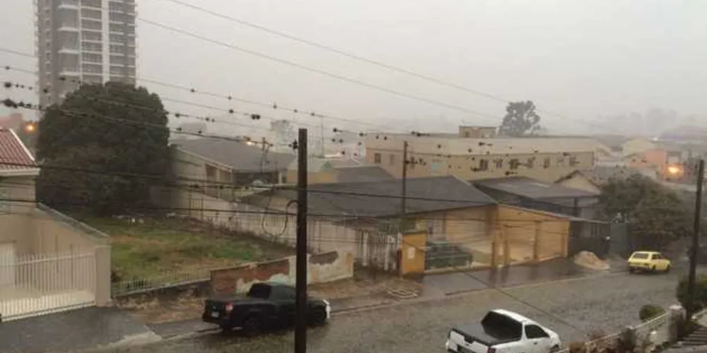 Imagem ilustrativa da imagem Tempo muda e PG registra chuva e ventos fortes