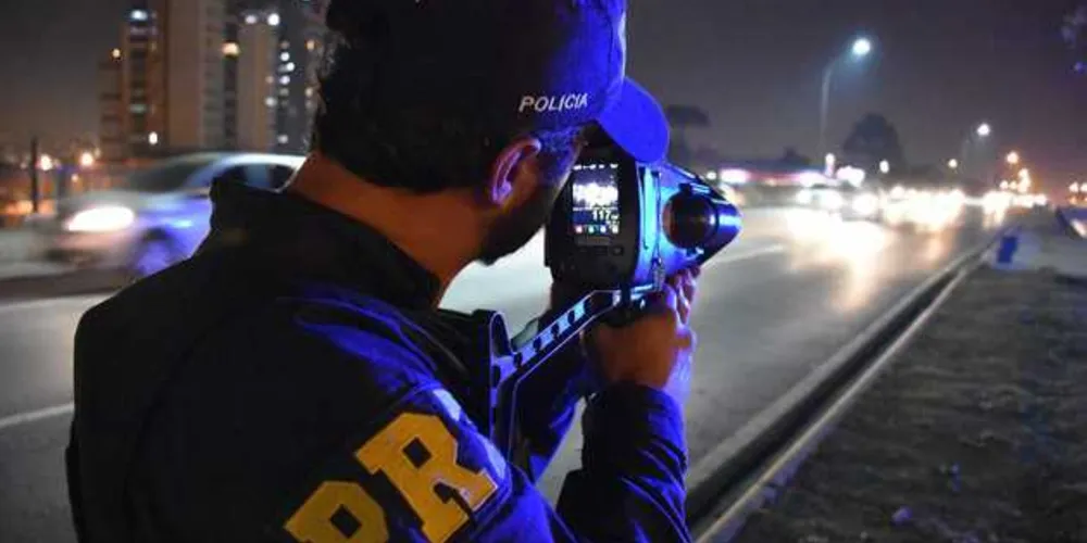 Após sete quilômetros de fuga, PRF apreende 96 quilos de maconha e recupera carro roubado