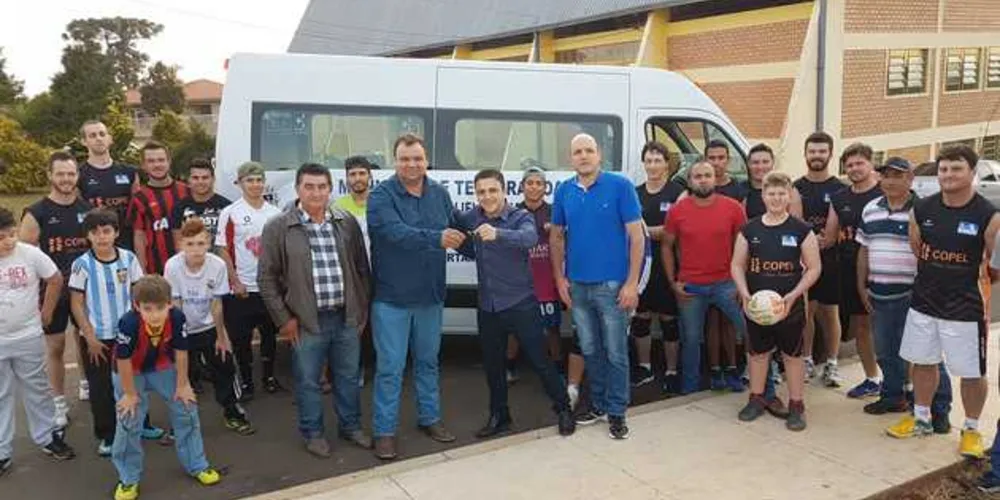 Imagem ilustrativa da imagem Aliel entrega veículo para o Esporte em Teixeira Soares