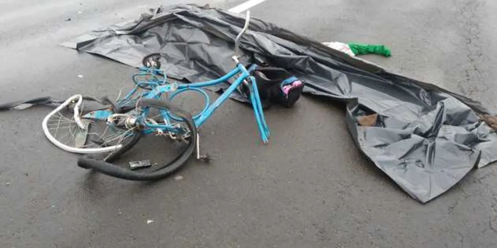 Bicicleta ficou destruída no atropelamento | Reprodução/Tadeu Stefaniak