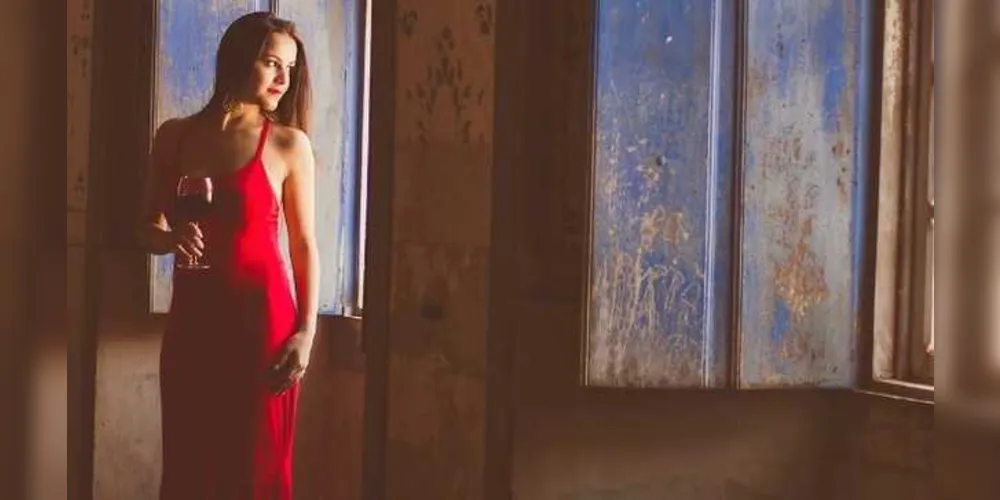 NIVER – A jornalista e assistente administrativo da Sede Regional Sicredi Campos Gerais, Nivian Carla Nascimento brinda a passagem de seu aniversário no próximo domingo (20). Da coluna RC os votos de realizações.