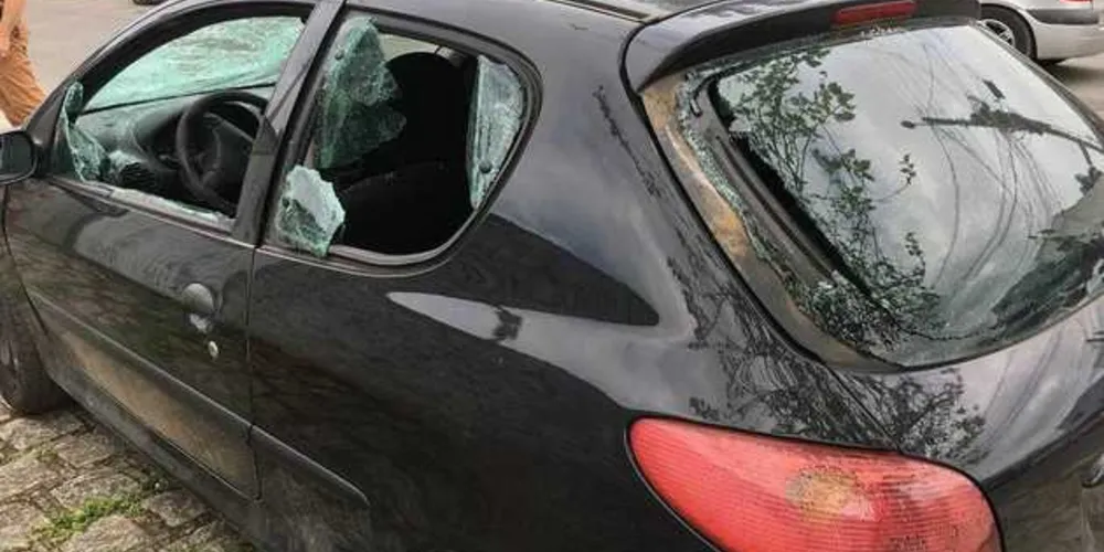 Imagem ilustrativa da imagem Motorista persegue e destrói carro de estudante após acidente