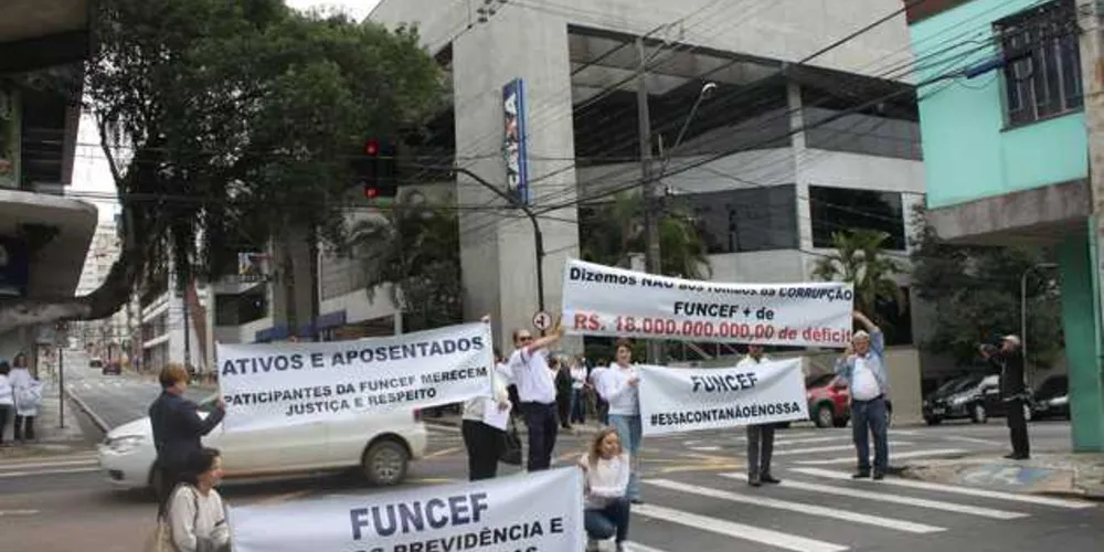 Em Ponta Grossa, protesto aconteceu na manhã desta sexta na agência central da Caixa | Domingos Silva Souza