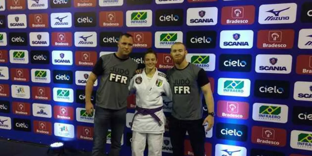 Isabella e os técnicos Carlos Silva e Flavio Rosa