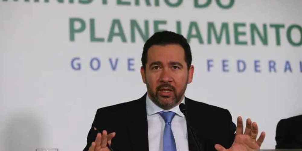Imagem ilustrativa da imagem Ministro abre mão de R$ 18 mil do salário