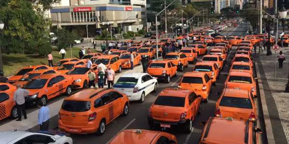 Imagem ilustrativa da imagem Em protesto, taxistas oferecem corridas a preço de tarifa de ônibus