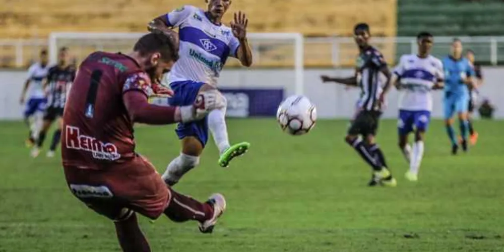 Simão fez defesas importantes e teve boa atuação ao lado da defesa do Operário neste domingo | Sérgio Vale/Secom