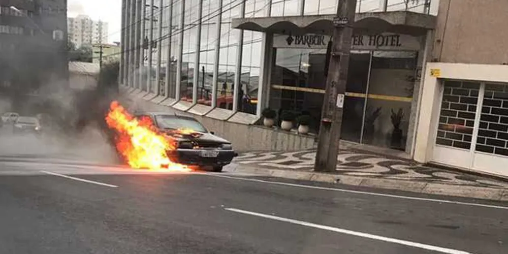 Incêndio assustou motoristas e pedestres que passavam pela região central na manhã de hoje | Divulgação/Whatsapp