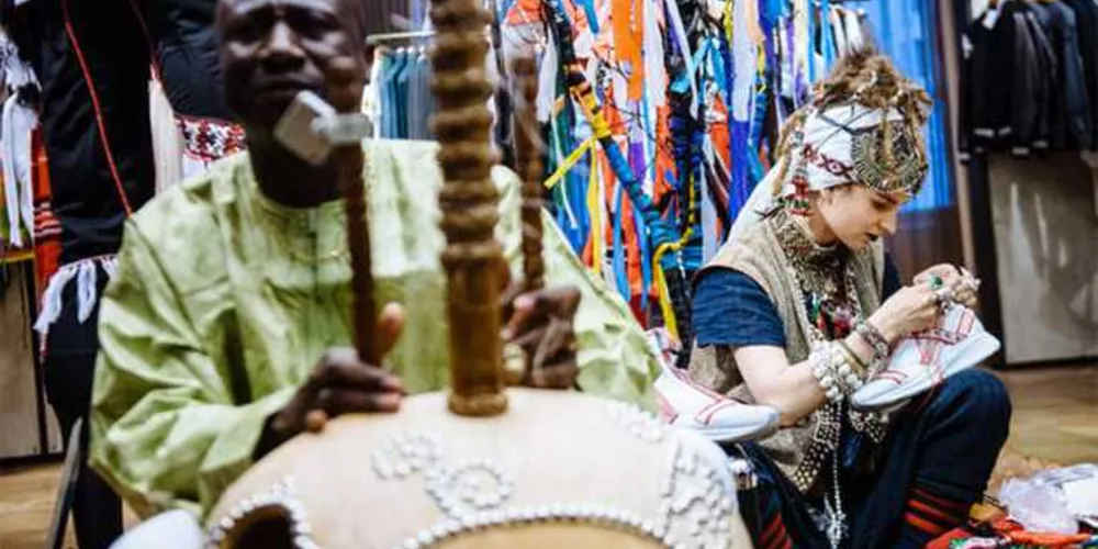 A artista russa Maria Kazakova, cabeça e alma da marca Jahnkoy, vem mostrar ao Brasil a explosão criativa que tem chamado atenção da moda no mundo