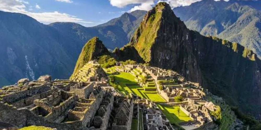 A cidade está a 112 quilômetros de Cusco e a 2.350 metros acima do nível do mar