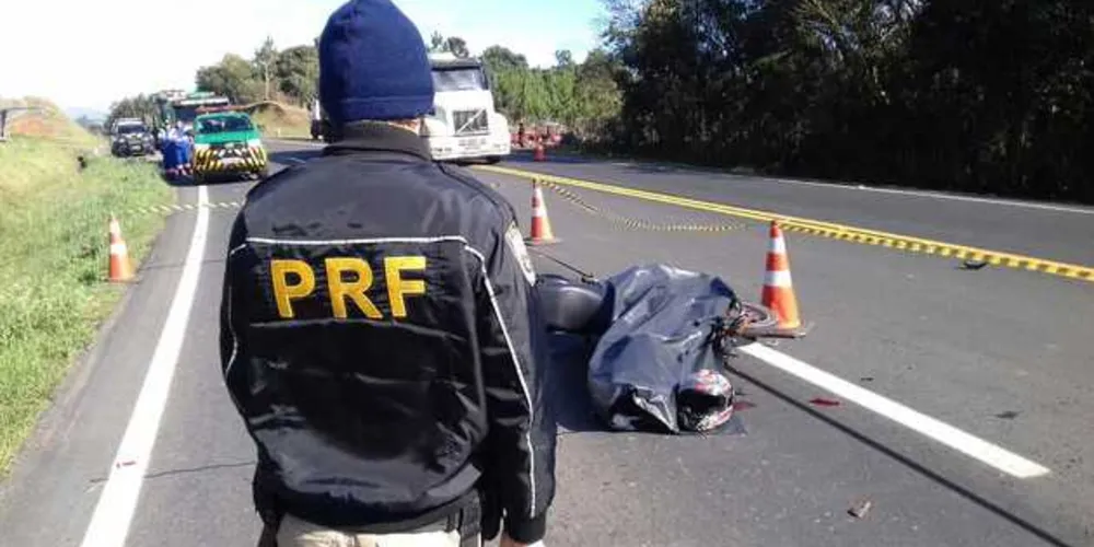 Jovem pilotava uma motocicleta que bateu na traseira de um caminhão na BR-373 | Divulgação/PRF