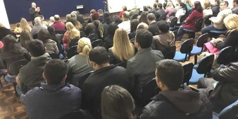 Encontro com profissionais começou às 19h30 e lotou o Espaço Cultural Sant’Ana