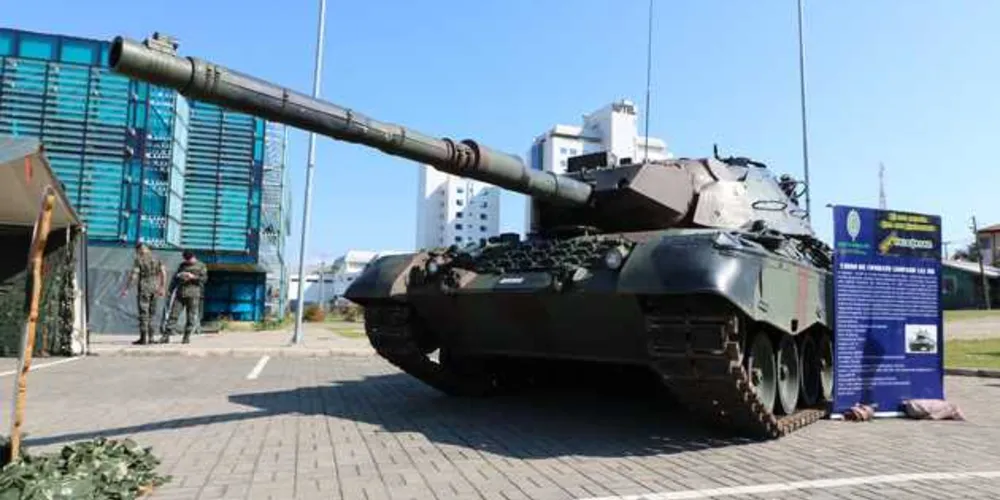 A exposição conta com  blindados e artigos militares 