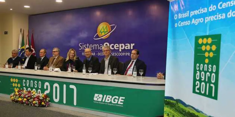 A governadora em exercício Cida Borghetti participou na manhã desta segunda-feira (19) na Ocepar (Organização das Cooperativas do Estado do Paraná), em Curitiba, do lançamento do Censo Agropecuário 2017. O evento contou com a presença do presidente do Instituto Brasileiro de Geografia e Estatística (IBGE), Roberto Olinto Ramos, além de representantes de diversos setores produtivos do Estado. 
Curitiba, 19/06/2017.
Foto: Orlando Kissner/ANPr