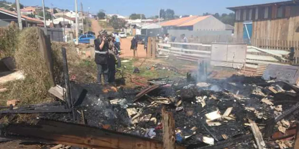 Imagem ilustrativa da imagem Grande incêndio destrói casa em PG. Há um morto