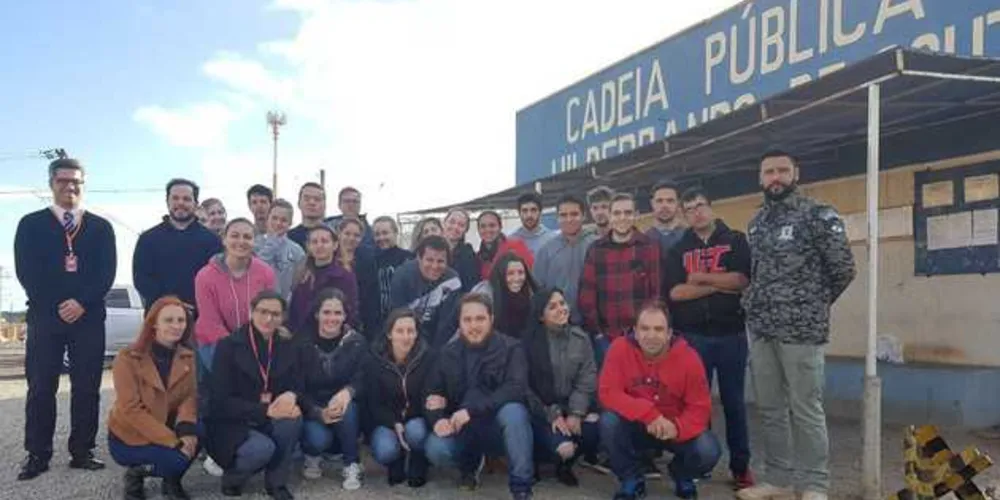 Imagem ilustrativa da imagem Universitários conhecem galerias da Cadeia de PG