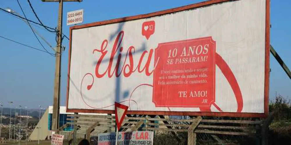 Placa publicitária em avenida movimentada de Ponta Grossa chama atenção pelo conteúdo
