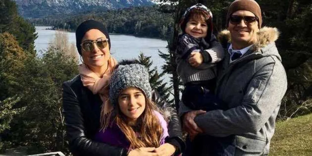 TRIP – O casal Leonardo e Nicole Hauer ao lado de seus filhos Nina e Theo, curtem temporada de lazer e descanso. No registro especial, a família Hauer circulando por Bariloche na Argentina, conferindo as paisagens dignas de cenas de filmes que causam encanto aos turistas.