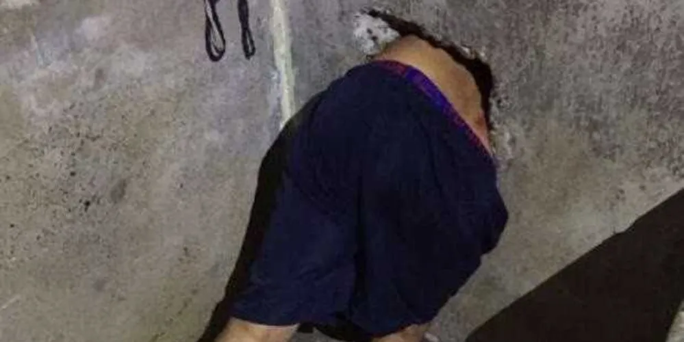 Segundo a polícia, foi necessário quebrar ainda mais a parede para retirá-lo do buraco