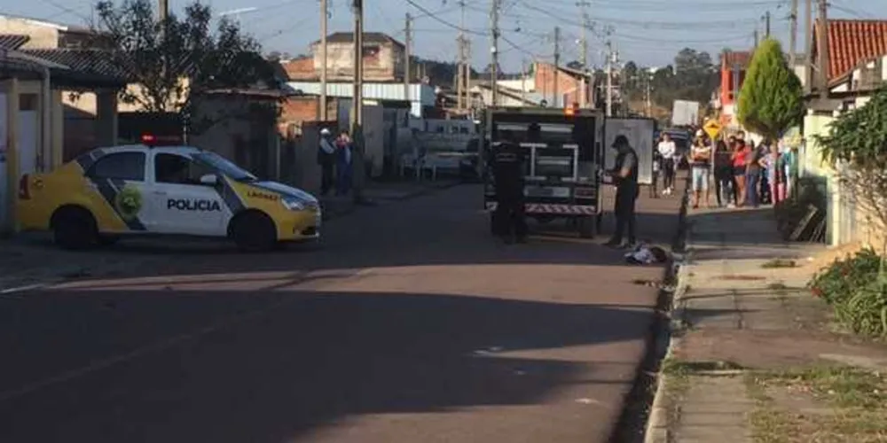 Imagem ilustrativa da imagem Homem é executado a tiros enquanto caminhava pela calçada