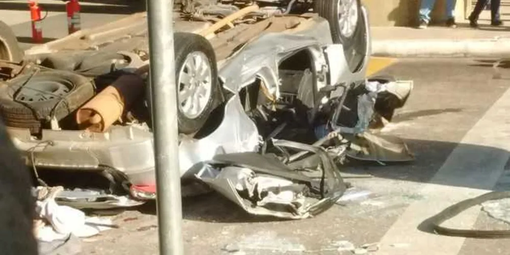 Imagem ilustrativa da imagem Carro despenca de viaduto e mata duas pessoas