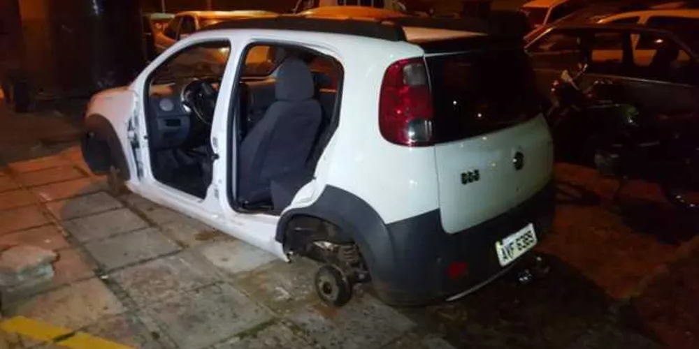 Bandidos levaram até as portas do carro roubado de autoescola em PG