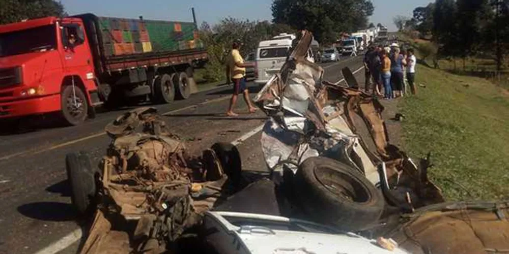 Fusca ficou irreconhecível após a batida