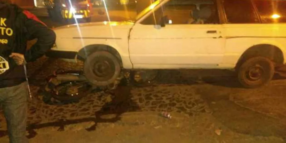 Com o impacto, moto foi parar embaixo do carro, mas piloto teve apenas lesões leves
