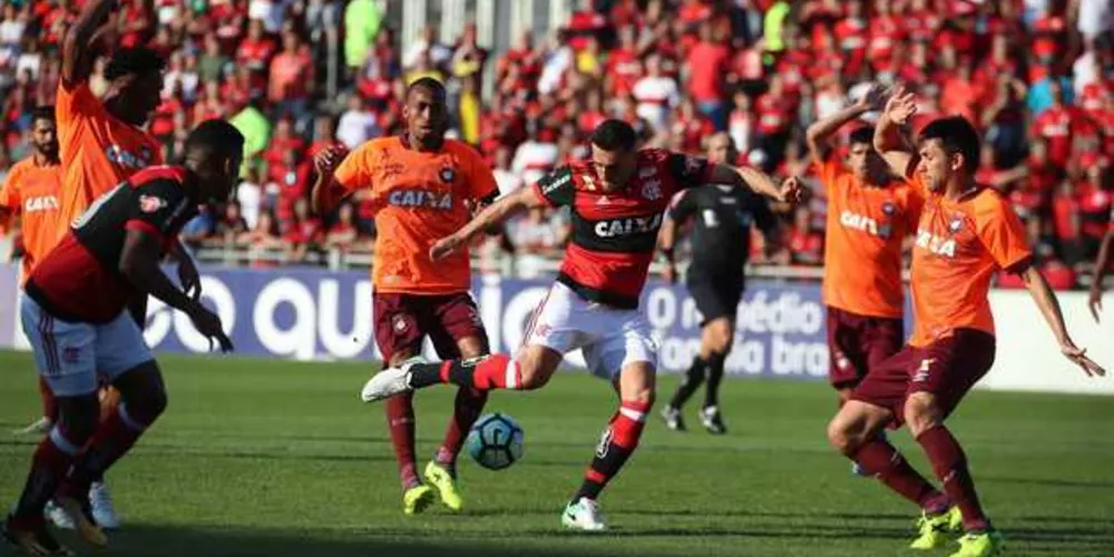 Imagem ilustrativa da imagem Com gols no primeiro tempo, Flamengo vence o Atlético-PR