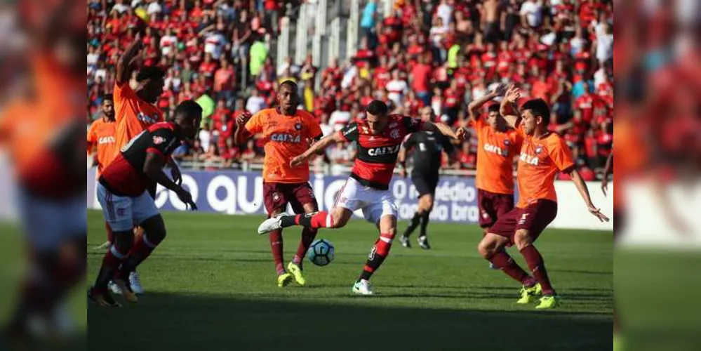 Imagem ilustrativa da imagem Com gols no primeiro tempo, Flamengo vence o Atlético-PR