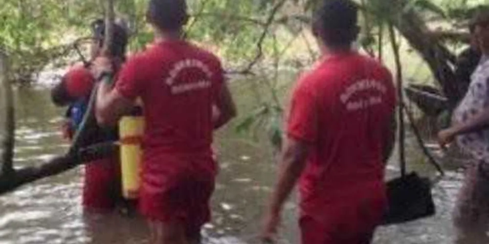 Segundo a assessoria de imprensa do Corpo de Bombeiros de Roraima, a canoa estava superlotada/Foto: Divulgação Assessoria Corpo de Bombeiros RR