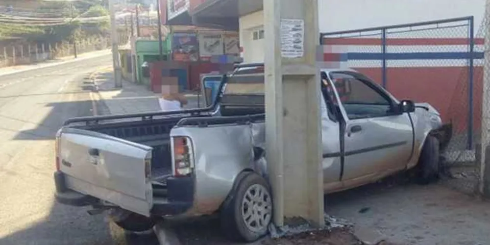 Apesar do estrago no carro, motorista escapou ileso do acidente
