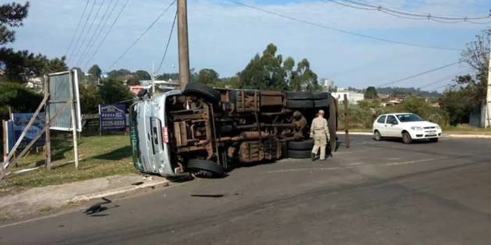 Apesar do susto, motorista do caminhão escapou praticamente ileso