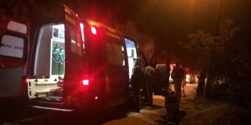 A mulher levou cinco facadas e foi encaminhada ao Hospital Evangélico em estado grave.
