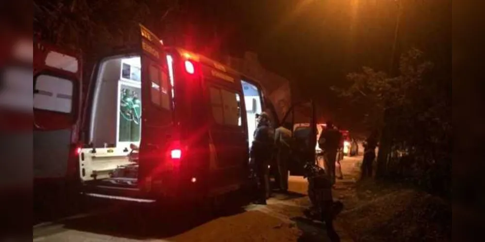 A mulher levou cinco facadas e foi encaminhada ao Hospital Evangélico em estado grave.