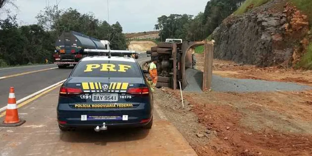 Imagem ilustrativa da imagem Motorista é preso na BR-376 após tombar caminhão