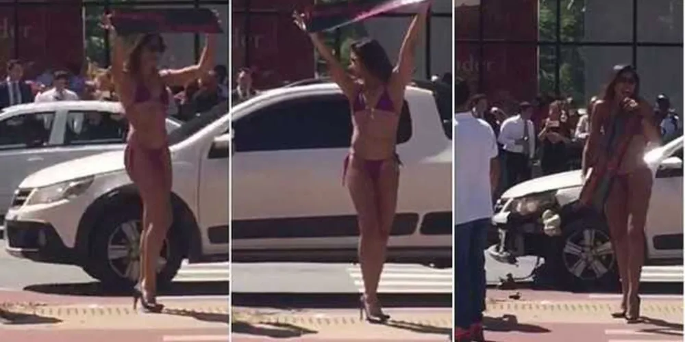 Sete mulheres de biquini seguravam uma faixa quando o motorista se distraiu