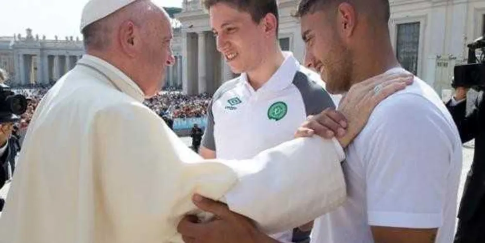 Imagem ilustrativa da imagem Papa recebe e abençoa time da Chapecoense