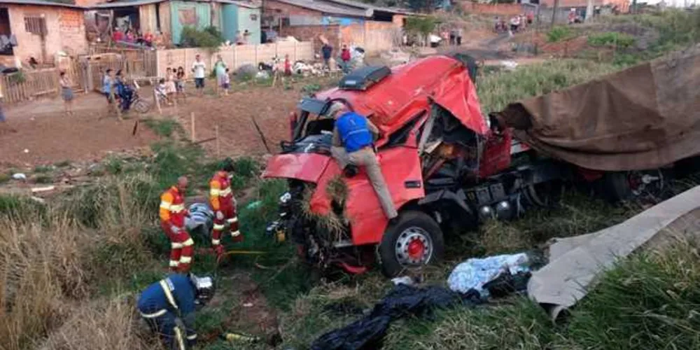Imagem ilustrativa da imagem Motorista fica preso às ferragens após acidente em PG