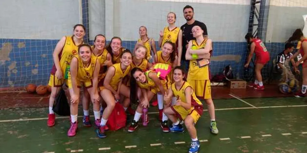 Meninas do basquete agora lutam pela medalha de ouro da Divisão B