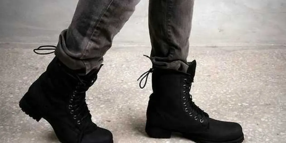 A combinação certa do calçado com a calça jeans pode deixar o look mais up/Foto: Reprodução 