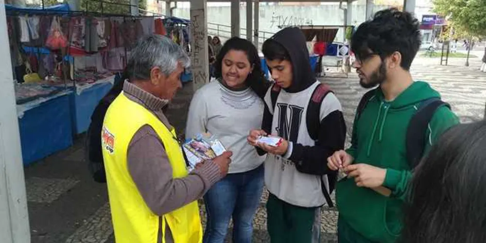 Nesta manhã, eles saíram às ruas de Ponta Grossa para distribuir mensagens positivas. Não teve quem não se encantou