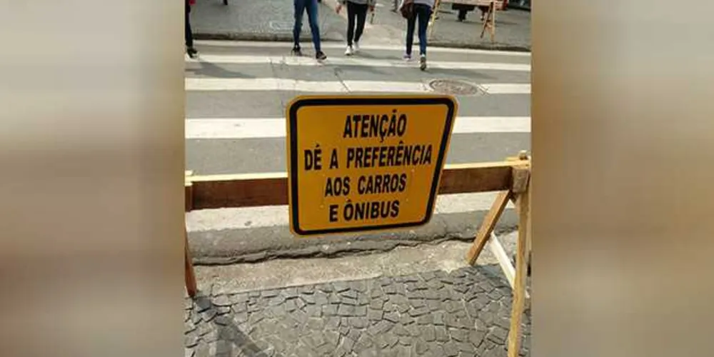 Pedido de “preferência” a carros e ônibus gera reclamações de pedestres que transitam pelo calçadão da Coronel Cláudio