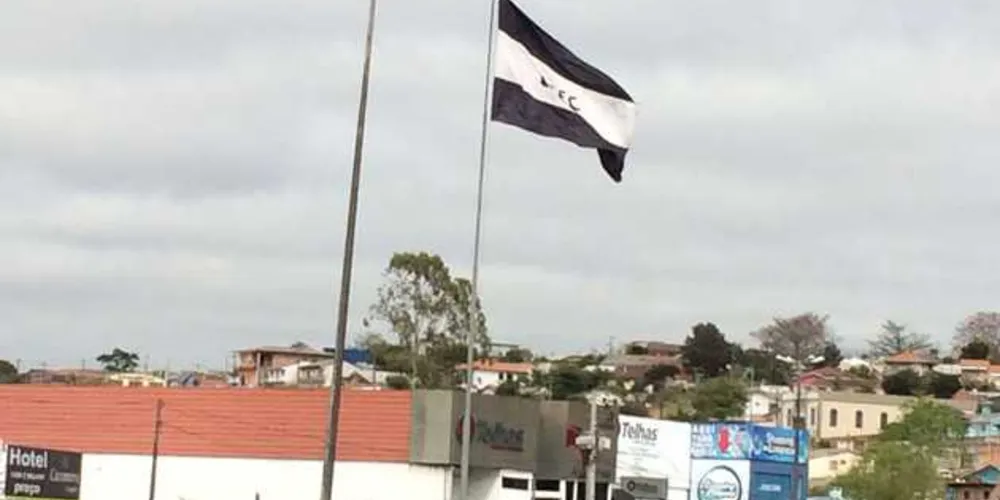 A bandeira do time subiu num mastro afixado na Avenida Visconde de Taunay