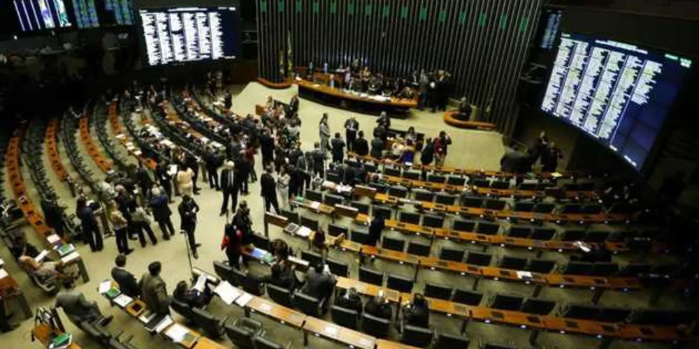 Nesta semana, a Câmara pode apreciar ainda a PEC 77/03, que institui um fundo público para custear campanhas eleitorais e altera as regras para eleição de deputados e vereadores/Foto: Fotos Públicas